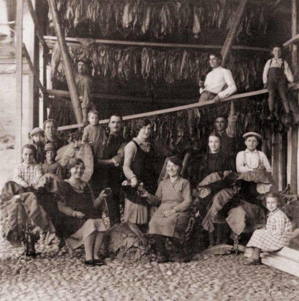 Una foto in bianco e nero di un gruppo di persone