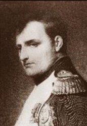 Una foto in bianco e nero di un uomo in uniforme militare.