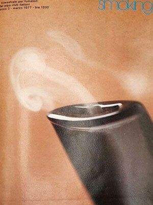 Un primo piano di un tubo da cui esce del fumo