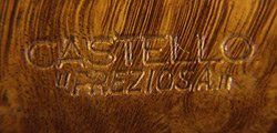 Un primo piano di un pezzo di legno con la parola castello scritta sopra
