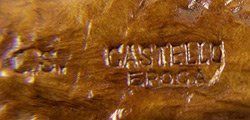 Un primo piano di un pezzo di legno con la parola castello scritta sopra