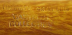 Un primo piano di un pezzo di legno con la scritta