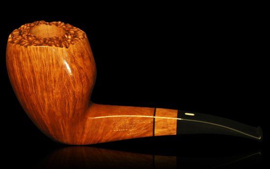 Un primo piano di un tubo di legno su uno sfondo nero