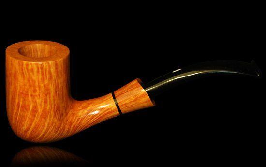 Un primo piano di un tubo di legno su uno sfondo nero