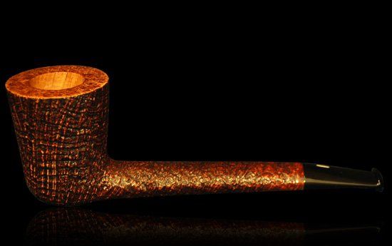 Un primo piano di un tubo su uno sfondo nero