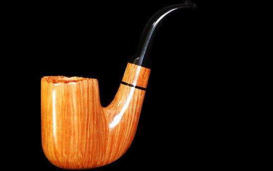 Un primo piano di un tubo su uno sfondo nero