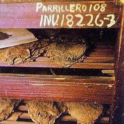 Uno scaffale di legno con un cartello che dice parrillero 108