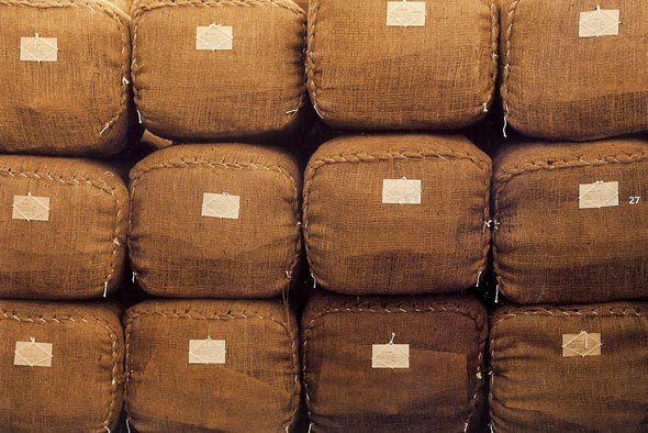 Un mucchio di sacchetti marroni sono impilati uno sopra l'altro