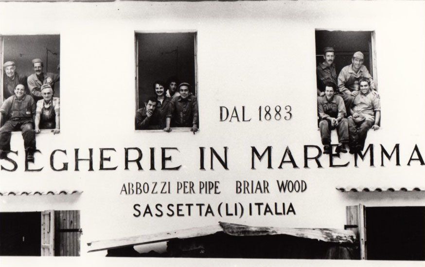 Una foto in bianco e nero di segherie in maremma