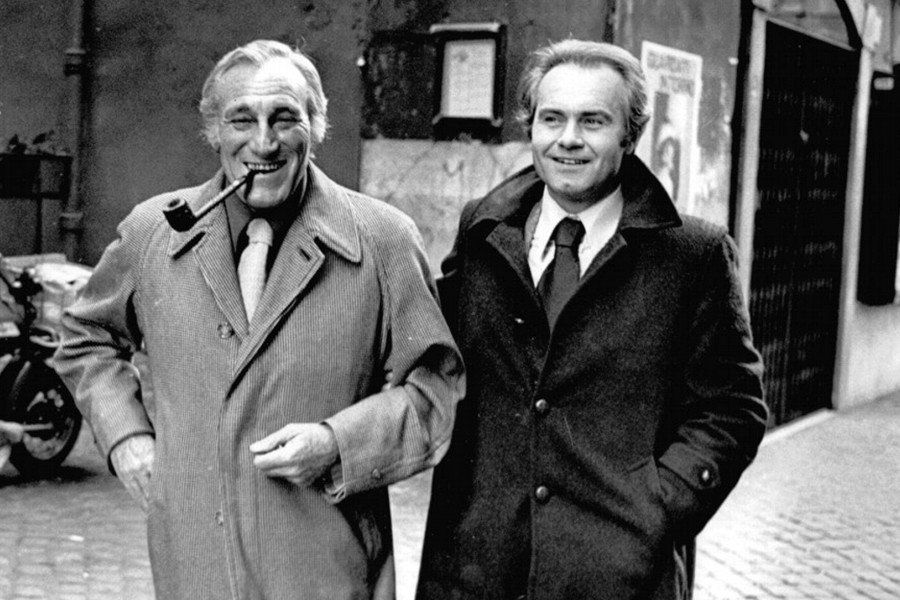Due uomini sono in piedi uno accanto all'altro in una foto in bianco e nero.