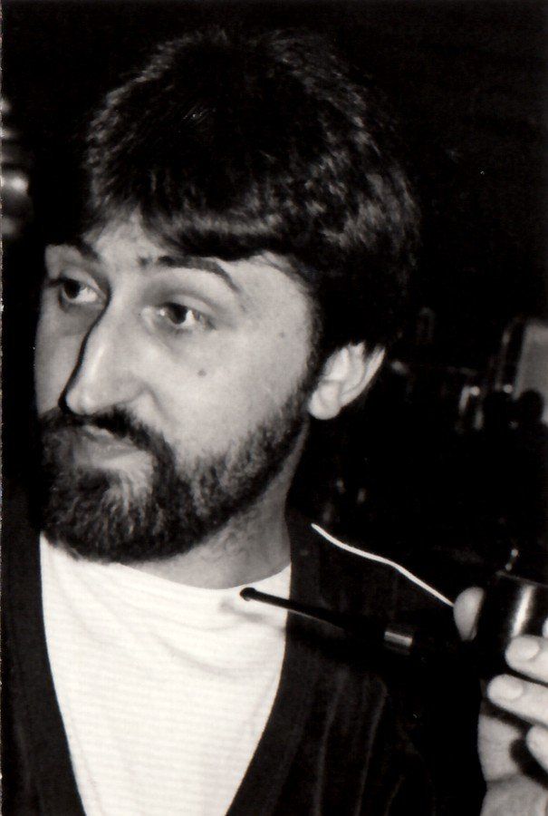 Una foto in bianco e nero di un uomo con la barba