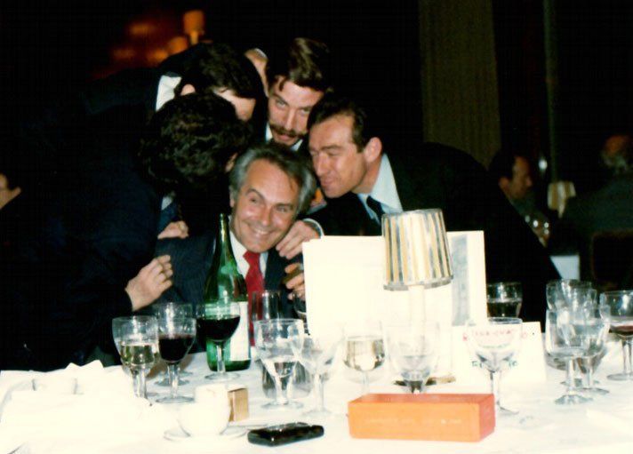 Un gruppo di uomini posa per una foto a un tavolo