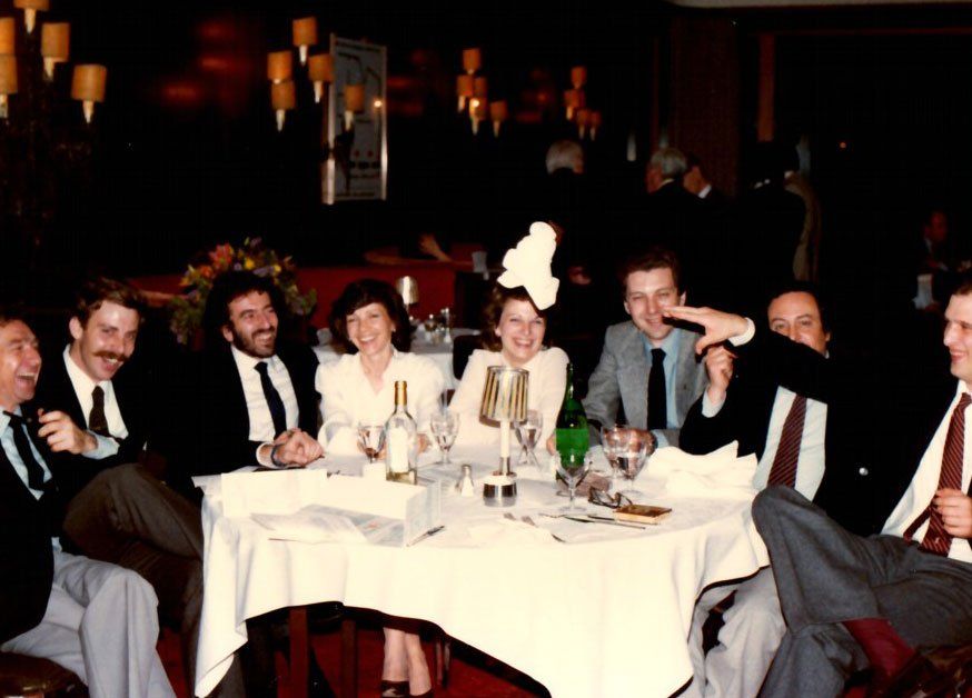 Un gruppo di persone è seduto attorno a un tavolo in un ristorante