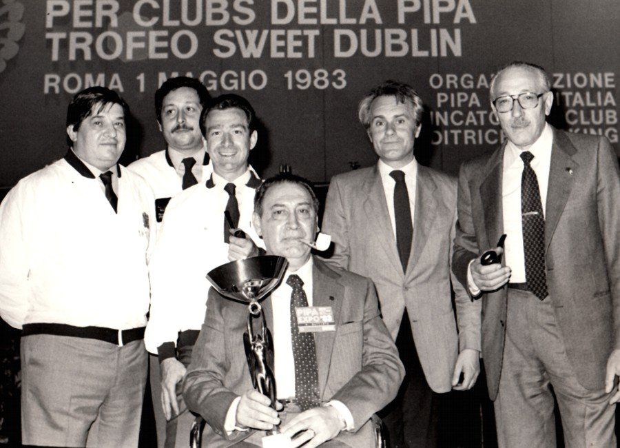 Un gruppo di uomini in piedi davanti a un cartello che dice per club della pipa trofeo sweet dublin