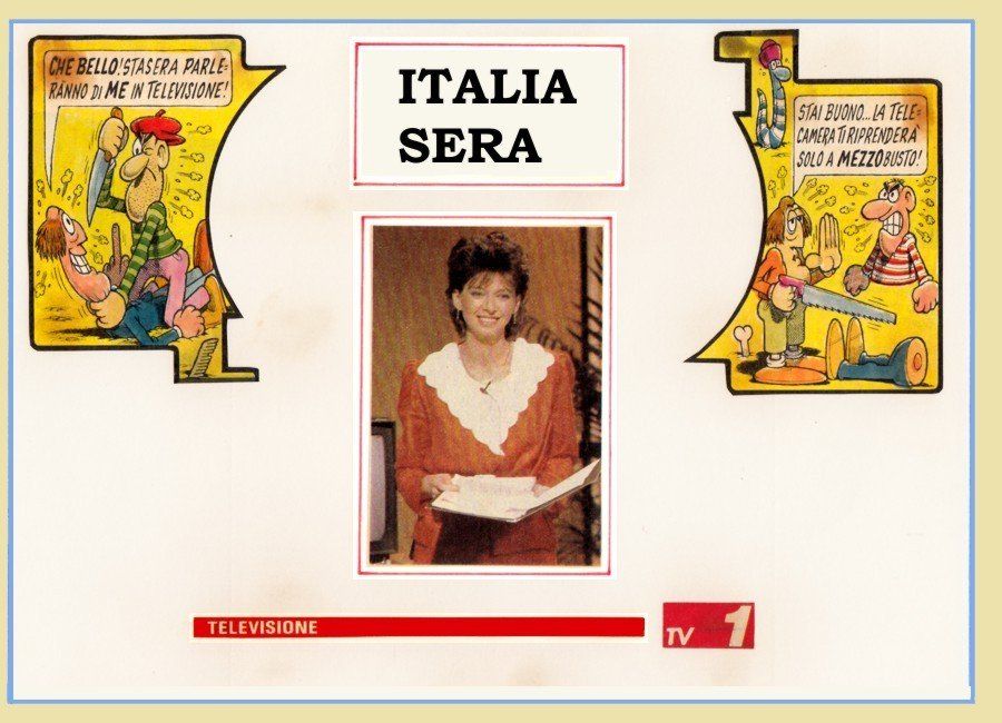 Una donna tiene in mano un pezzo di carta davanti a un cartello che dice Italia Sera