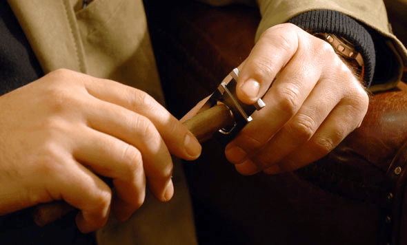 Un primo piano delle mani di una persona che tiene un pezzo di legno