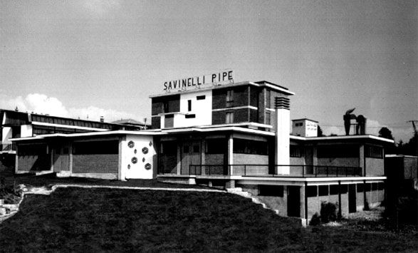 Una foto in bianco e nero di un edificio con la scritta 