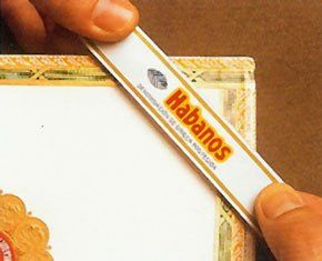 Una persona sta aprendo una scatola di sigari habanos