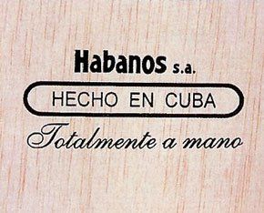 Un cartello che dice che i sigari a Cuba sono realizzati interamente a mano.