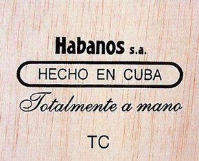 Un cartello che dice che i sigari a Cuba sono realizzati interamente a mano.