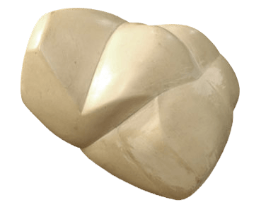 Una scultura di un cuore su uno sfondo bianco