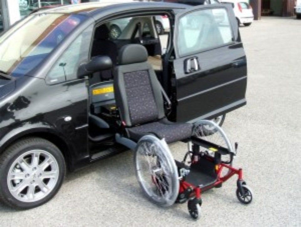 Carrozzina e auto