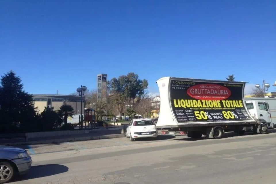 Camion vela con pubblicità