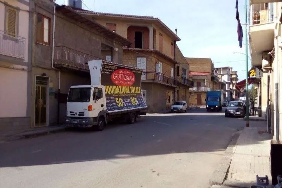 Camion vela per comunicazione pubblicitaria
