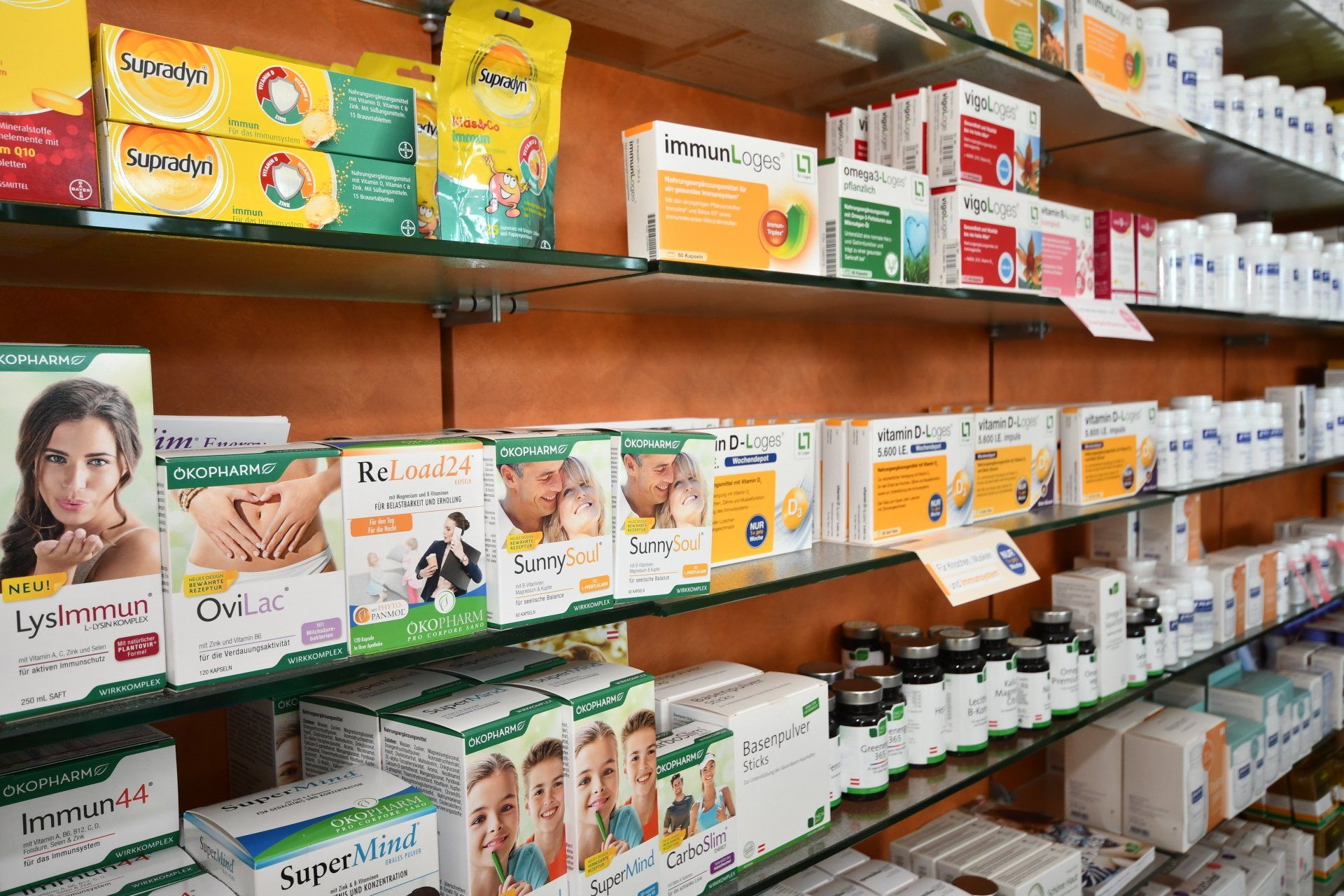 Regale in einer Apotheke, gefüllt mit verschiedenen pharmazeutischen Produkten.