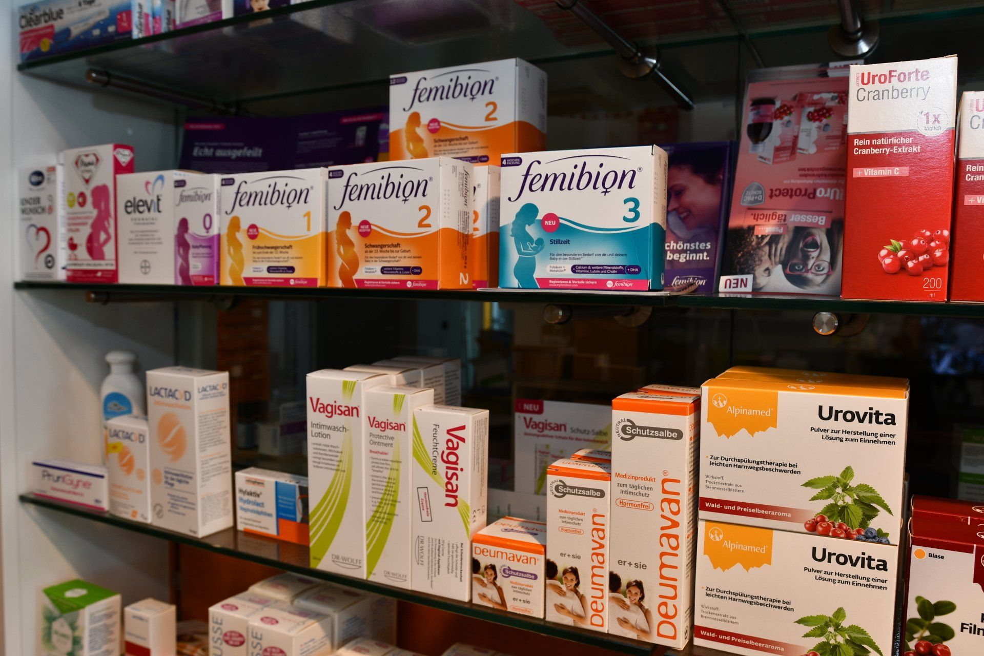 Regale in einer Apotheke, gefüllt mit verschiedenen Medikamentenpackungen verschiedenen Marken.