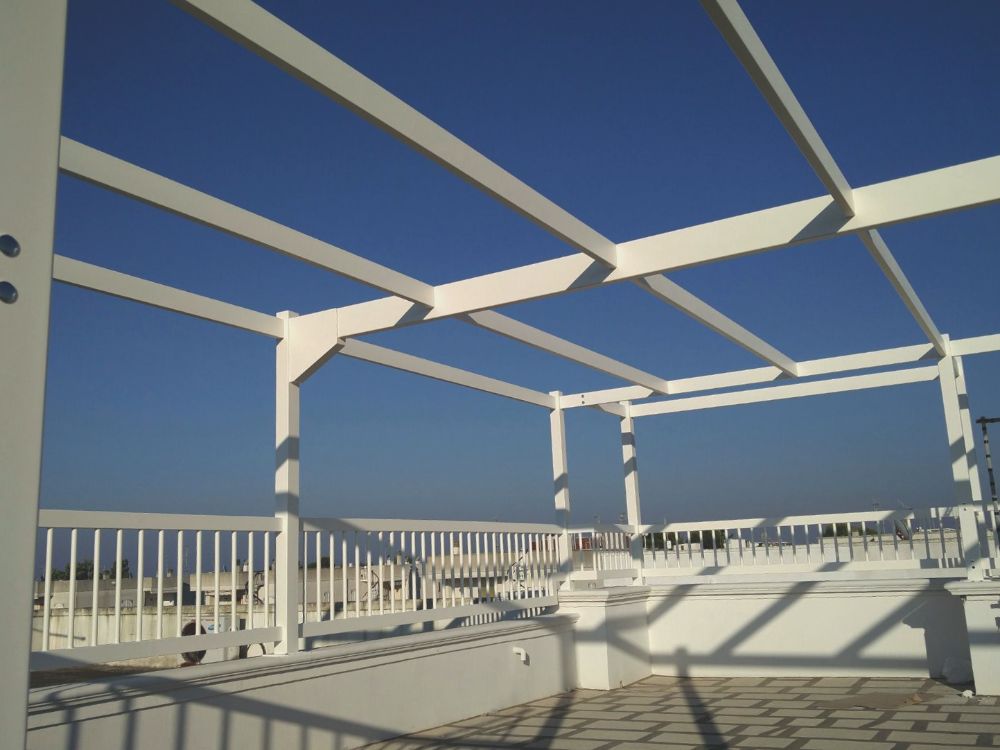 pergola bianca in un terrazzo