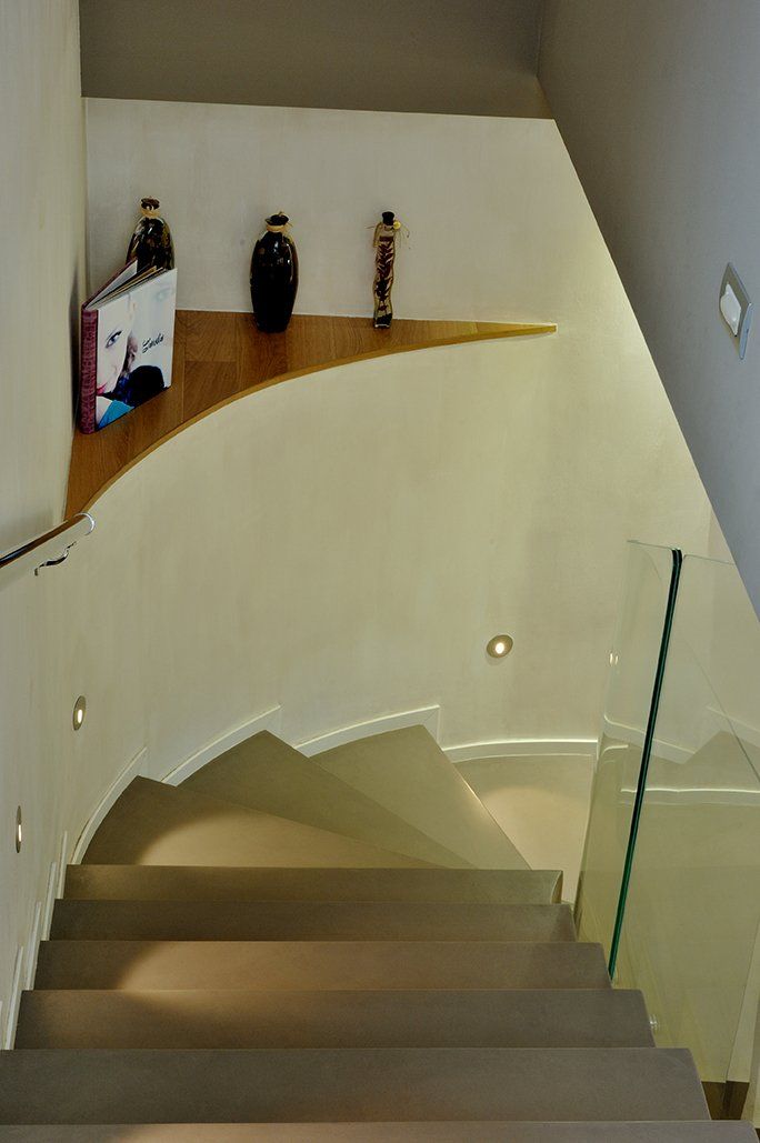 scala da interno con faretti e ringhiera in vetro