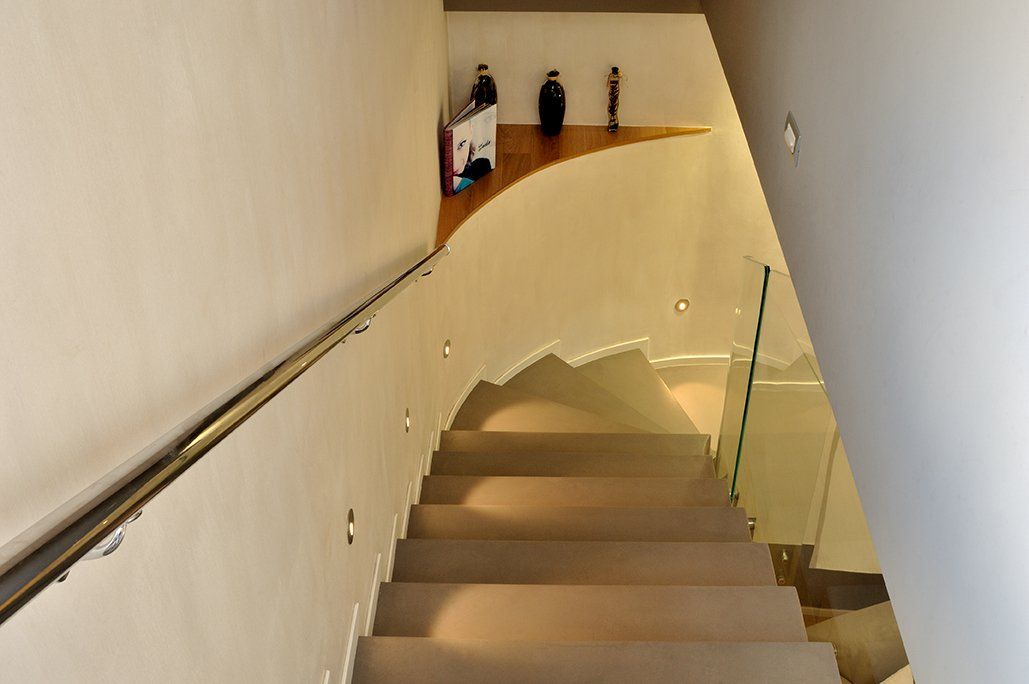 scala moderna da interni con ringhiera trasparente