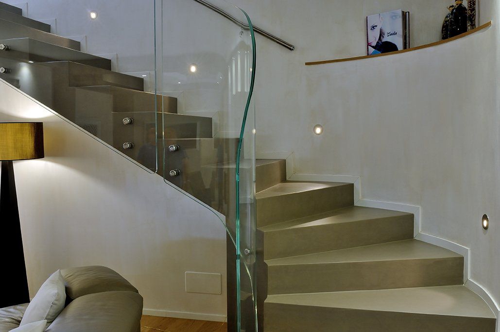 scala da interni con ringhiera in vetro