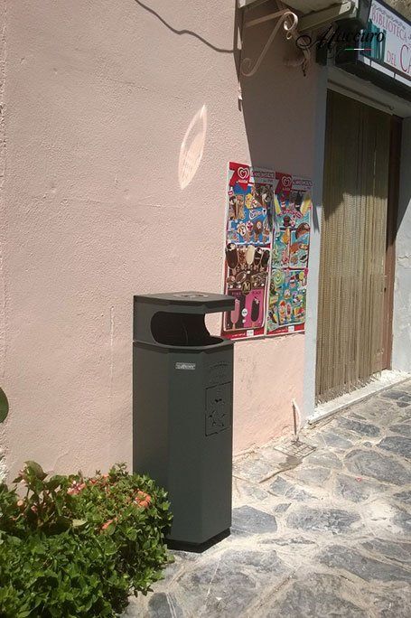 cestino porta-rifiuti con posacenere