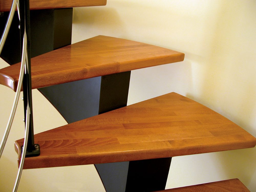 gradini in legno di una scala da interni