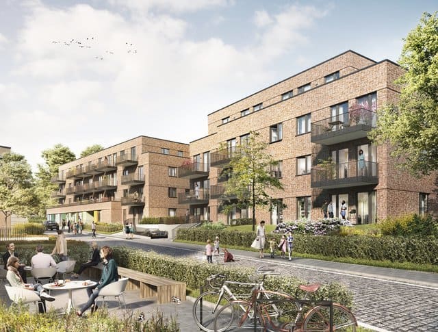 Moderne Apartmentgebäude mit Balkonen neben einem begrünten Innenhof und Menschen, die sich im Freien entspannen