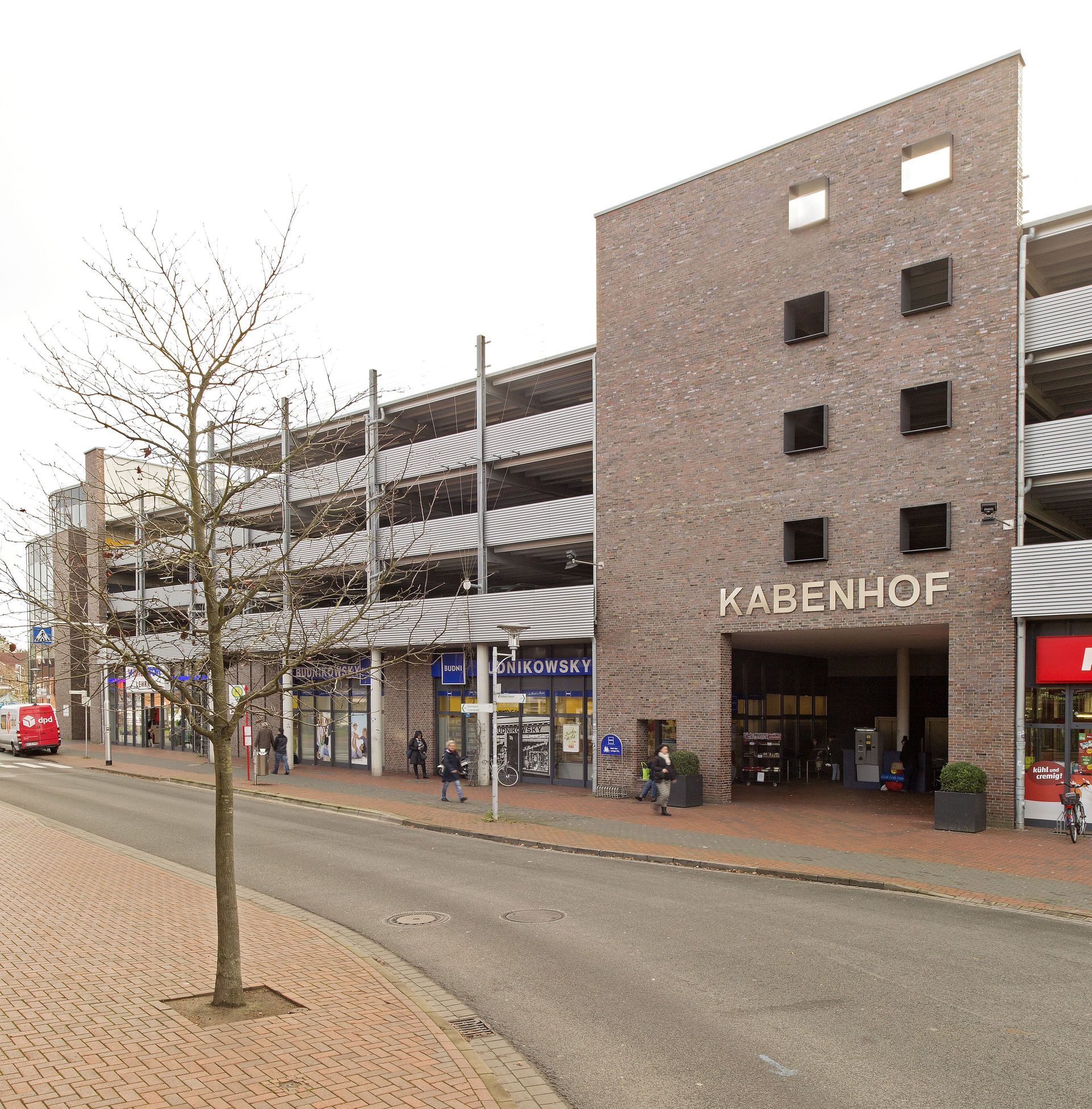 Straßenansicht eines mehrstöckigen Parkhauses mit dem Schild „KABENHOF“ und einer davorliegenden kurvigen Straße.