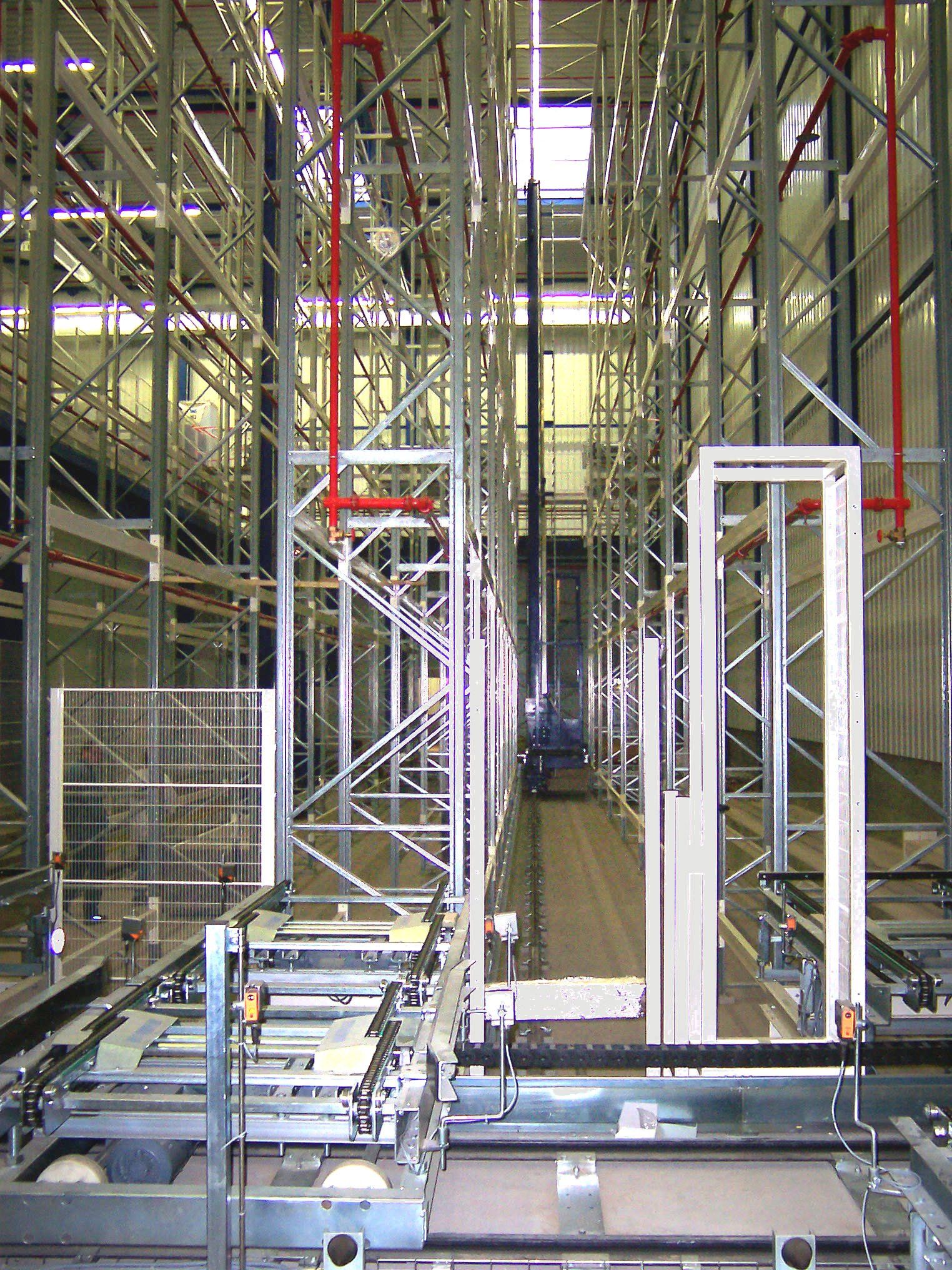 Industriehalleninterieur mit hohen Metallregalen, Förderbändern und gestapelten Rahmen unter hellem Licht