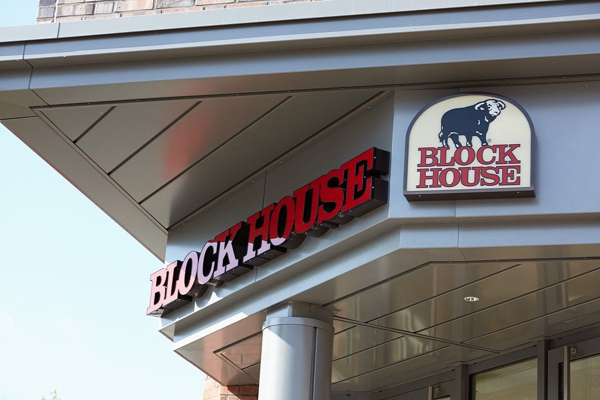 Markise an einem Backsteingebäude mit Rock House-Schild und -Logo an der Ladenfront
