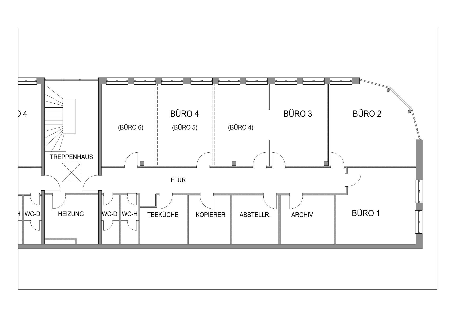 Architektonischer Grundriss mit mehreren beschrifteten Räumen und einer gebogenen rechten Außenwand.