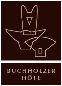 Logo auf dunkelbraunem Hintergrund mit beiger Linienzeichnung und dem Text „BUCHHOLZER HÖFE“