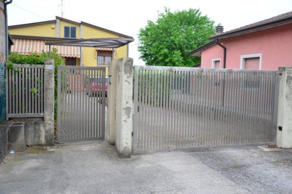 un cancelletto e un cancello in ferro