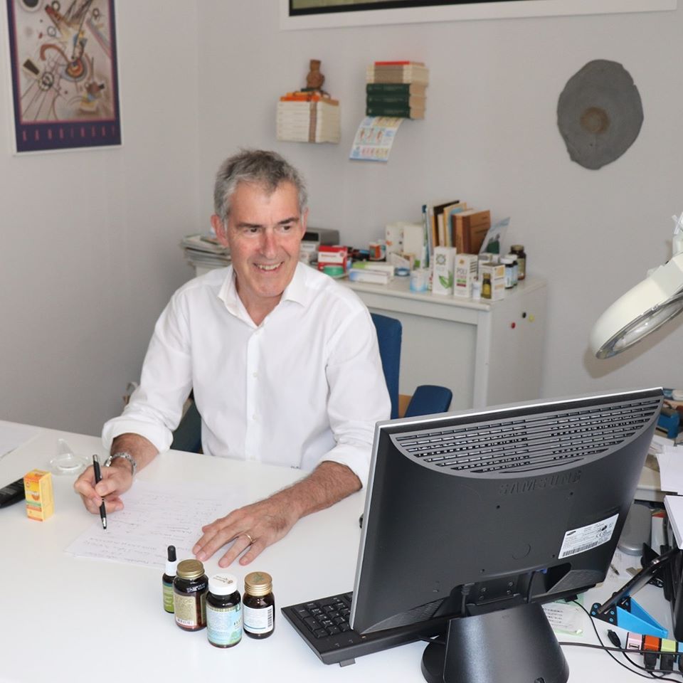Il Dr. Laule Siegbert nel suo studio medico omeopatico