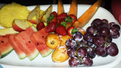 frutta fresca, anguria, melone, ciliegie, buffet di frutta