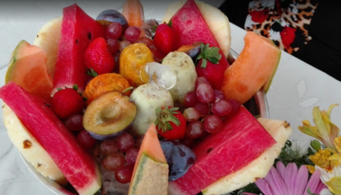 frutta fresca, anguria, melone, ciliegie, buffet di frutta