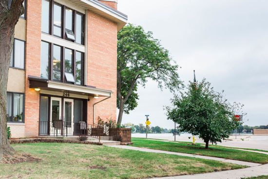 lakeside apartments exterior