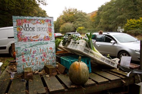 The fruit and veg stall also stocks local bread, as well as a range of vegetables. As the stall placed in a lay-by it makes it convenient for passers-by to access. Perrin-ar-worthal, Cornwall, 30.10.15. The fruit and veg stall also stocks local bread, as well as a range of vegetables. As the stall placed in a lay-by it makes it convenient for passers-by to access. Perrin-ar-worthal, Cornwall, 30.10.15.