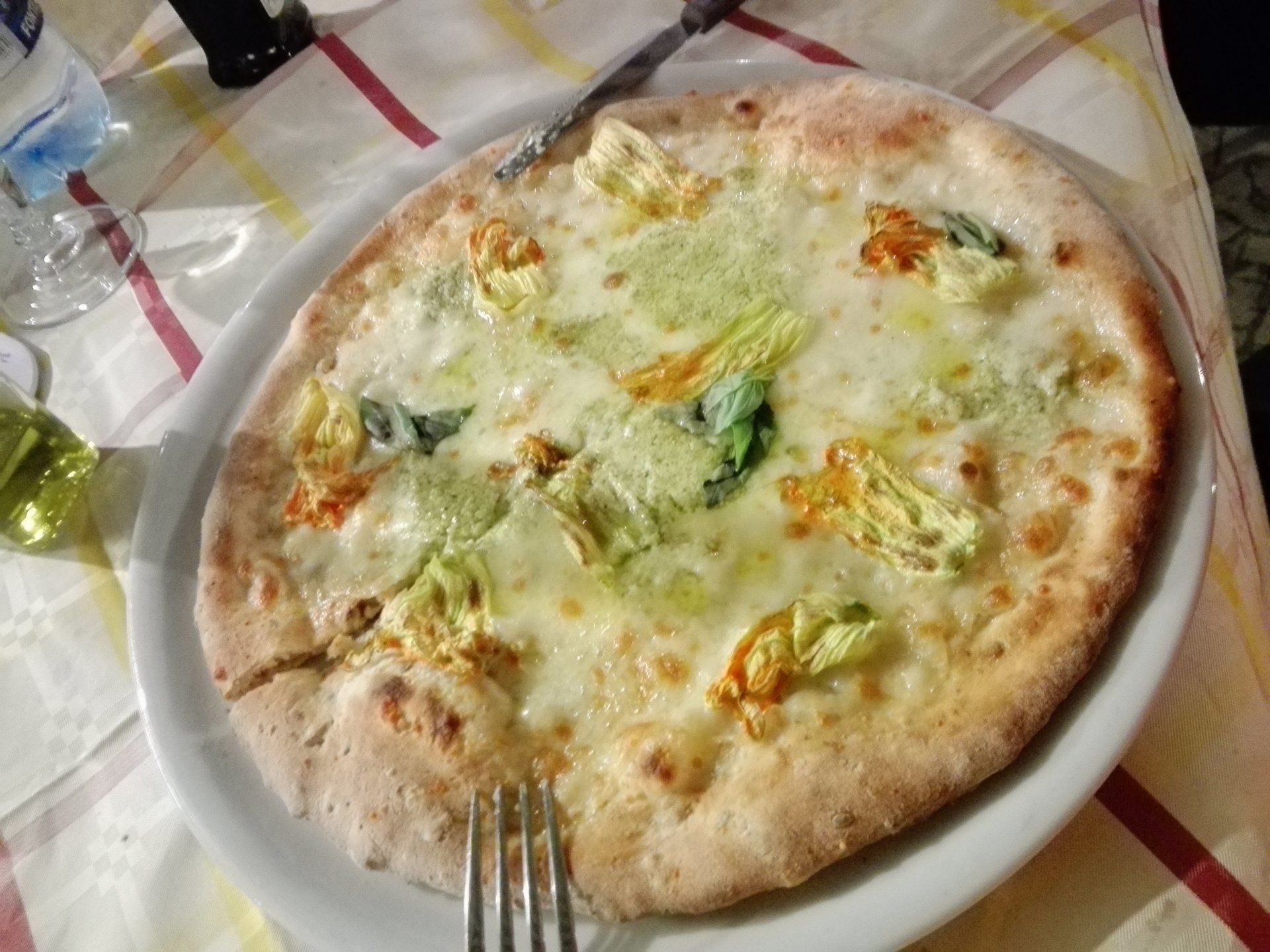 pizza con fiori di zucca