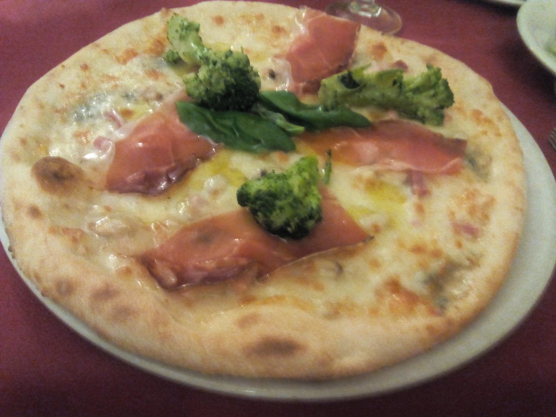 pizza con broccoletti e prosciutto